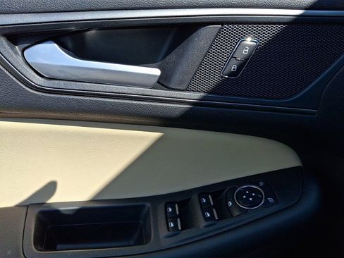 Used 2021 Ford Edge SE image 12