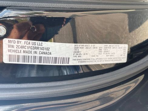 Used 2024 Chrysler Pacifica Touring FWD image 34