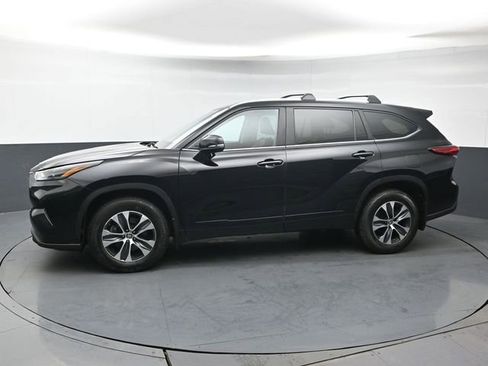 Used 2023 Toyota Highlander XLE AWD/4WD image 2