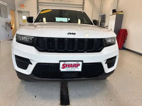 Used 2023 Jeep Grand Cherokee Altitude AWD/4WD image 4