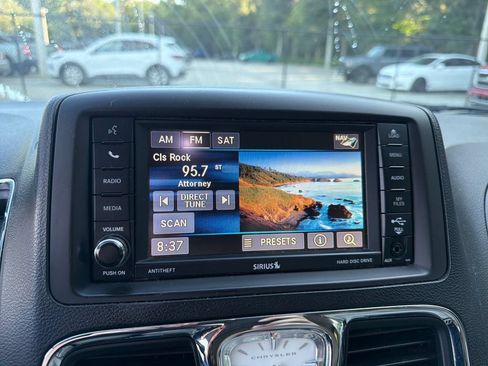 Used 2016 Chrysler Town & Country Touring FWD image 24