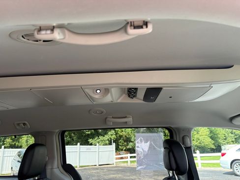 Used 2015 Chrysler Town & Country Touring-L w/ Driver Convenience Group FWD image 32