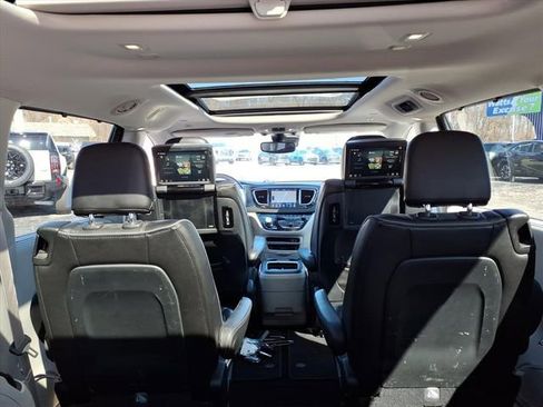 Used 2018 Chrysler Pacifica Limited w/ Tire & Wheel Group image 29