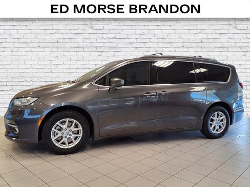 Used 2021 Chrysler Pacifica Touring-L w/ Uconnect Theater Family Group image 2