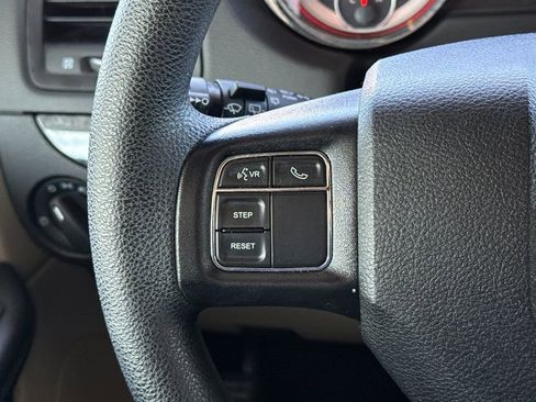 Used 2018 Dodge Grand Caravan SE w/ UConnect Hands-Free Group image 32