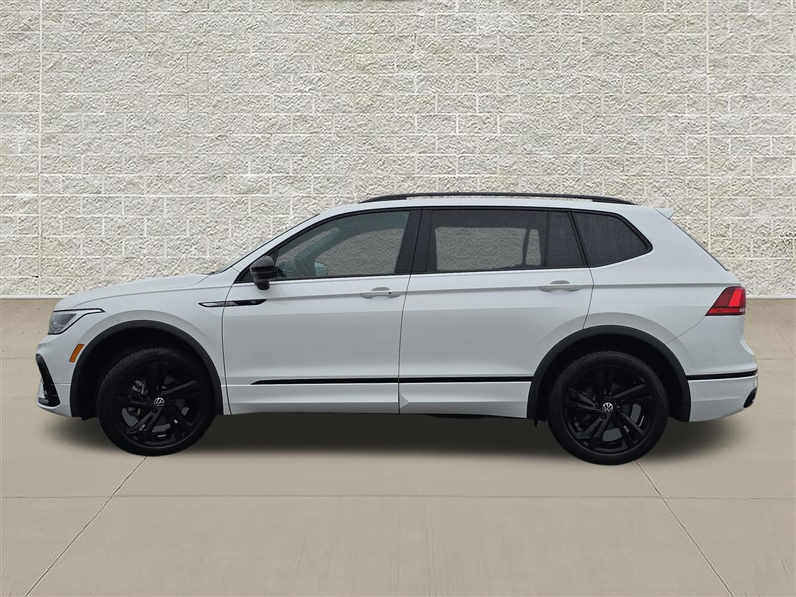 Certified 2024 Volkswagen Tiguan SE R-Line AWD/4WD image 4