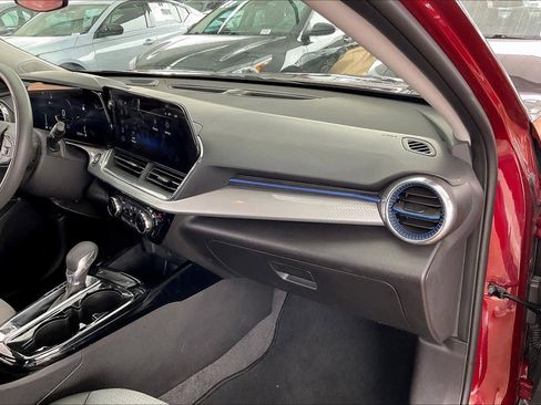 Certified 2025 Chevrolet Trax LT image 18