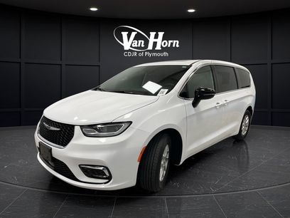 Used 2026 Chrysler Pacifica Select