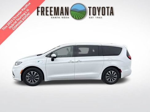 Used 2023 Chrysler Pacifica Touring-L FWD image 1