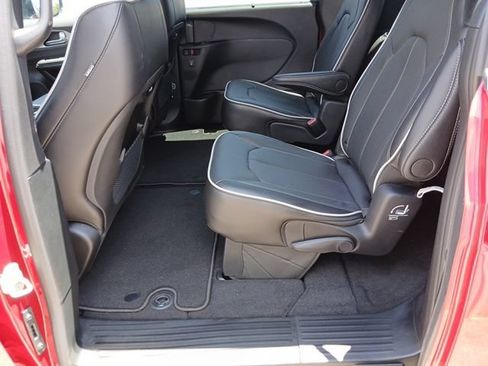 New 2027 Chrysler Pacifica Limited FWD image 18