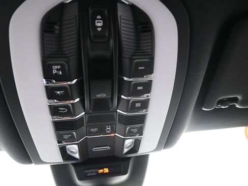 Used 2024 Porsche Macan AWD/4WD image 37
