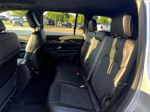 New 2025 Jeep Grand Cherokee Altitude image 10