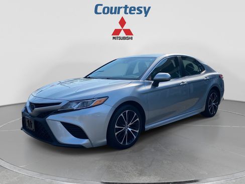 Used 2020 Toyota Camry SE w/ Carpet Mat Package FWD image 2