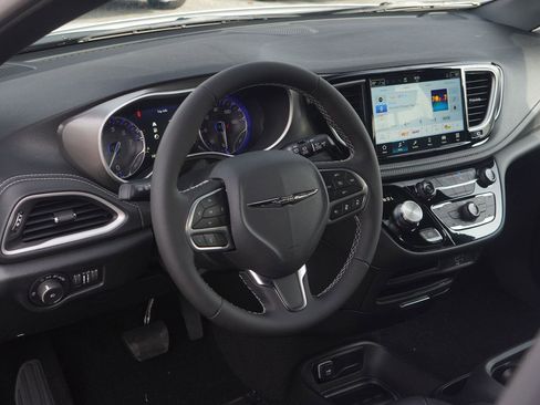 New 2026 Chrysler Pacifica Select image 18