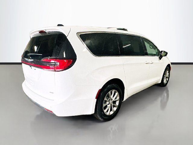 New 2026 Chrysler Pacifica Select AWD/4WD image 5