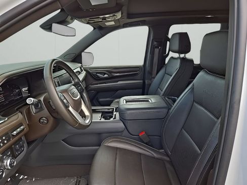 Used 2024 GMC Yukon XL Denali AWD/4WD image 9