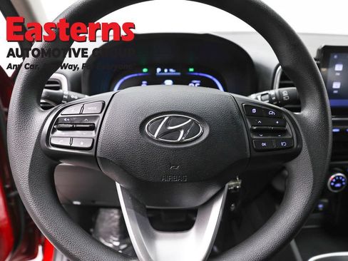 Used 2025 Hyundai Venue SE FWD image 10