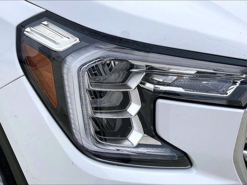Used 2024 GMC Terrain SLT image 35