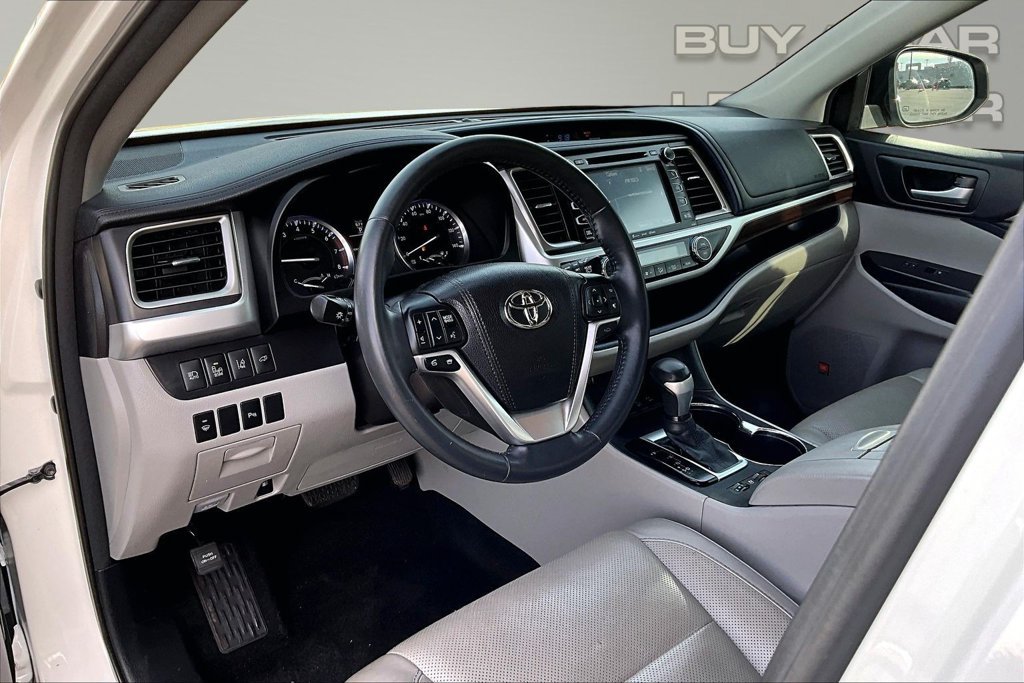 Used 2016 Toyota Highlander Limited w/ Driver Technology Package AWD/4WD image 14