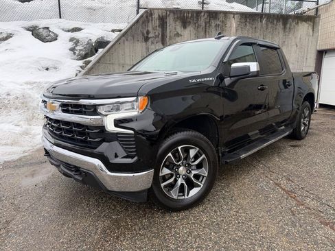 Used 2023 Chevrolet Silverado 1500 LT w/ Leather Package image 2