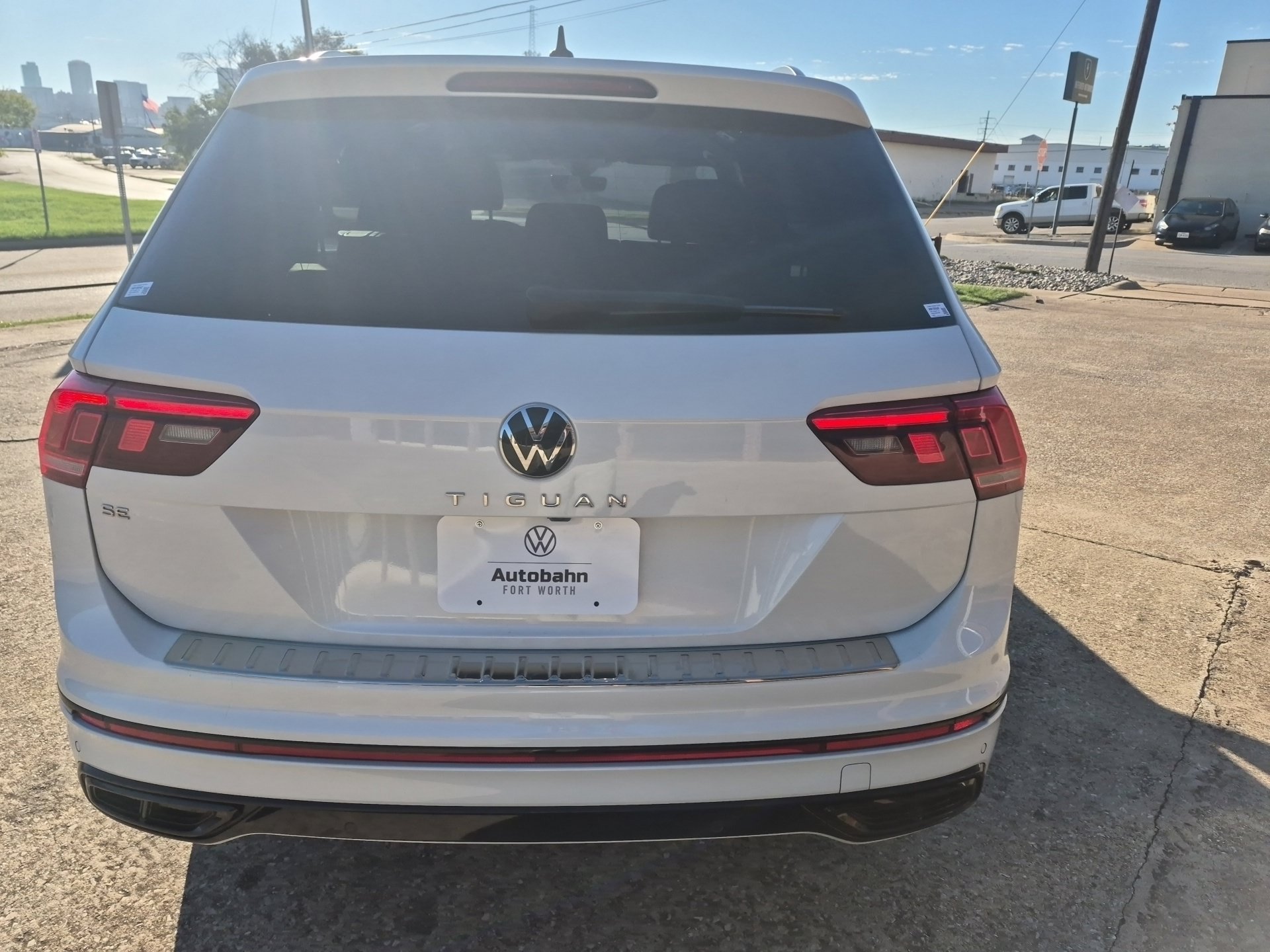 Used 2022 Volkswagen Tiguan SE R-Line FWD image 6