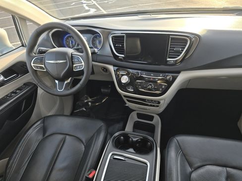 Used 2022 Chrysler Pacifica Touring-L image 21