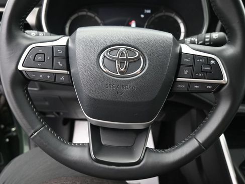 Used 2024 Toyota Highlander XLE FWD image 16
