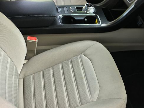 Used 2019 Ford Fusion SE image 16