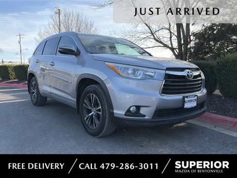 Used 2016 Toyota Highlander XLE image 1