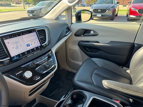 Used 2024 Chrysler Pacifica Touring-L FWD image 17