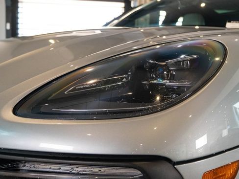 Certified 2023 Porsche Macan S AWD/4WD image 13