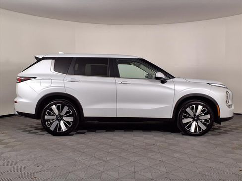 New 2025 Mitsubishi Outlander SE image 28