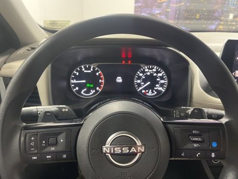 Used 2023 Nissan Rogue SV image 11