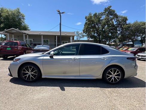 Used 2021 Toyota Camry SE w/ Convenience Package FWD image 4