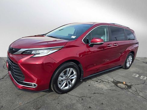 Used 2023 Toyota Sienna Limited image 7