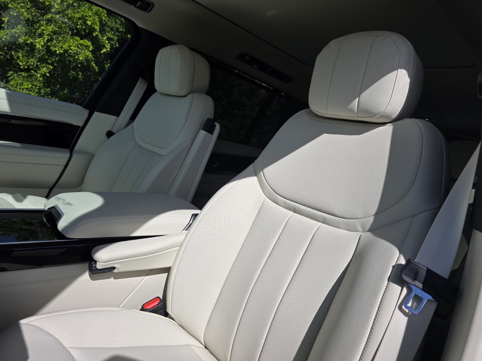 New 2027 Land Rover Range Rover Long Wheelbase SE AWD/4WD image 11