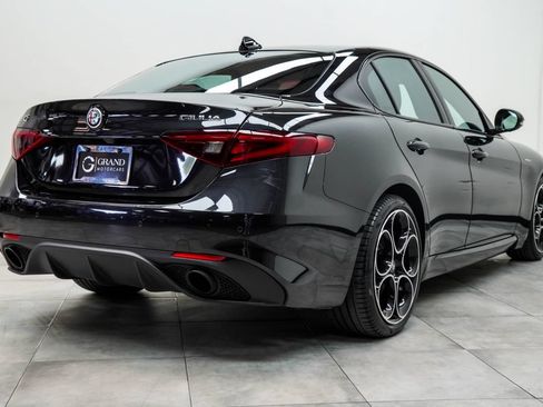 Used 2022 Alfa Romeo Giulia Veloce RWD image 11
