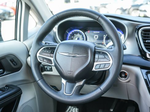 Used 2024 Chrysler Pacifica Touring-L image 15