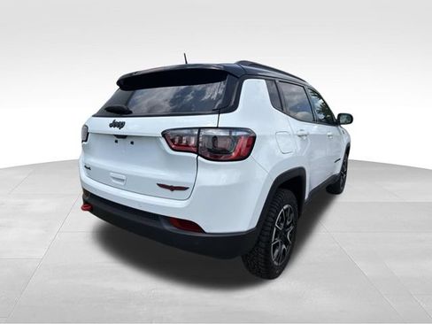 Used 2024 Jeep Compass Trailhawk w/ Trailhawk Convenience Group AWD/4WD image 16