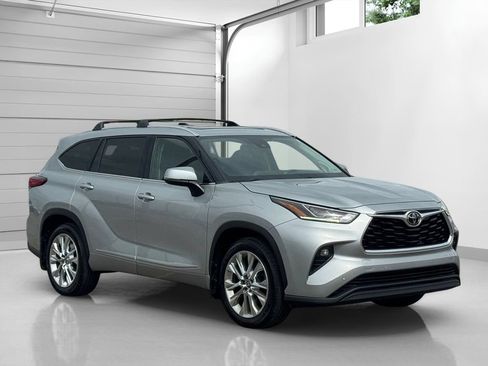 Used 2023 Toyota Highlander Limited AWD/4WD image 3