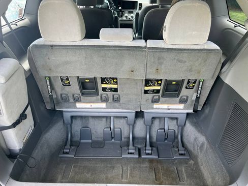 Used 2015 Toyota Sienna LE FWD image 12