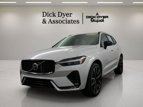 Certified 2023 Volvo XC60 B5 Ultimate w/ Climate Package image 11