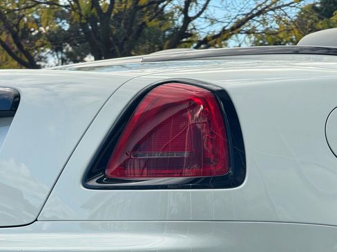 Used 2018 Rolls-Royce Dawn image 28