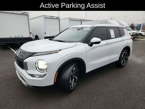 Used 2023 Mitsubishi Outlander SE image 3