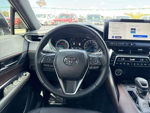 Used 2023 Toyota Venza XLE image 20