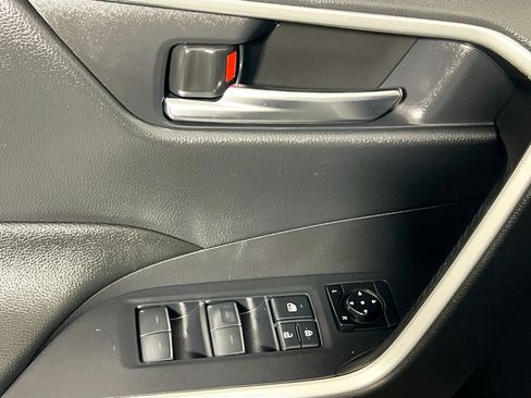 Used 2022 Toyota RAV4 SE image 16