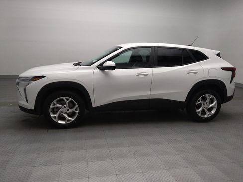 Used 2024 Chevrolet Trax LS w/ LS Convenience Package FWD image 2