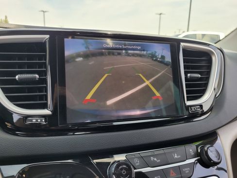 Used 2023 Chrysler Pacifica Touring-L FWD image 18