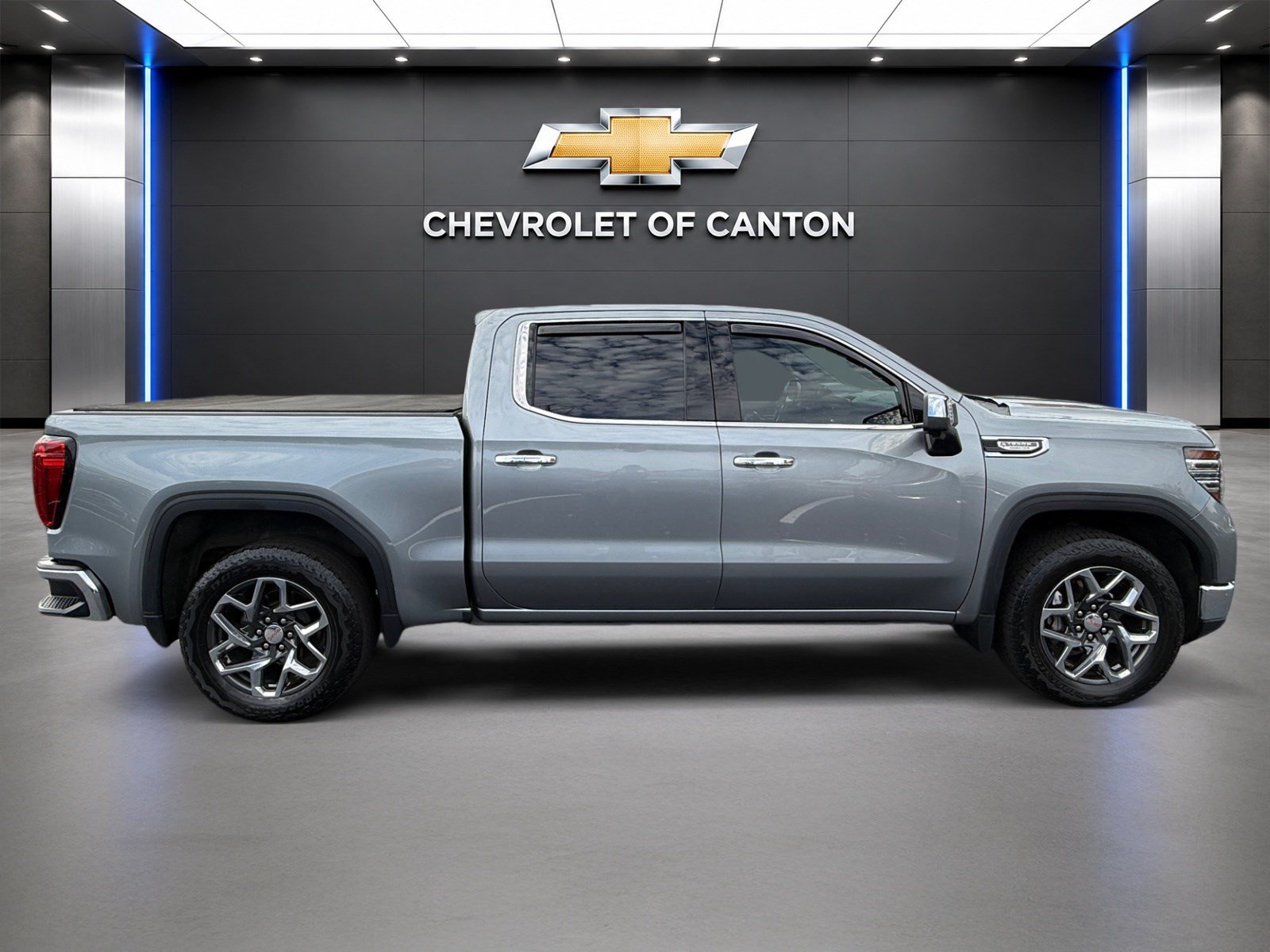 Used 2023 GMC Sierra 1500 SLT AWD/4WD image 4