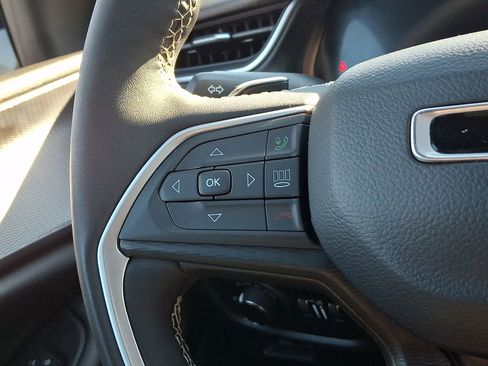 Used 2023 Jeep Grand Cherokee Altitude image 21